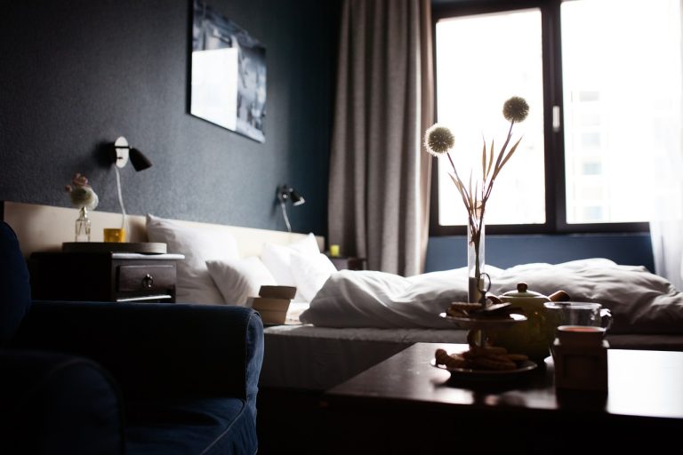 De onweerstaanbare charme van een zwart bed: elegantie in je slaapkamer